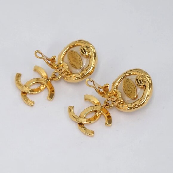 CHANEL CC Logos Pearl Dangle Drop Clip-On Earrings Gold Tone 94P Auth w/Box #497 - Picture 4 of 6